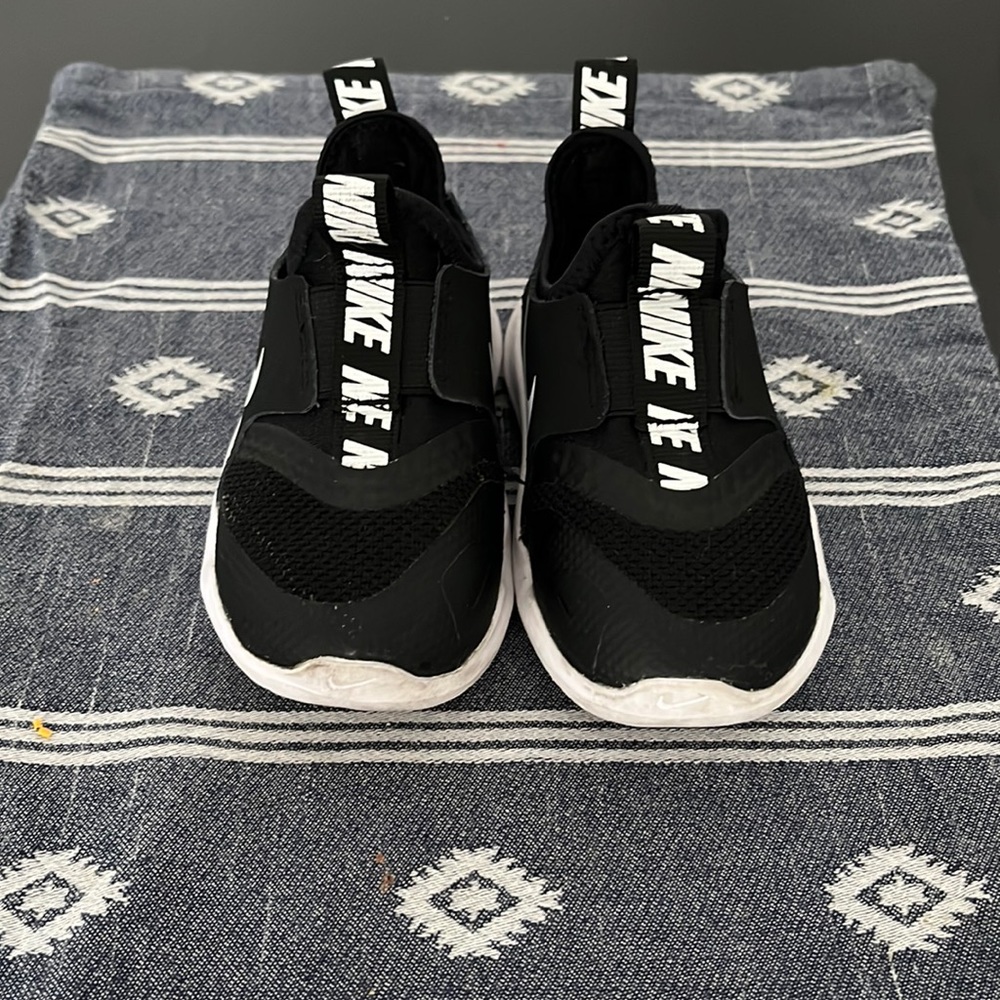 Todfler nike shows size 6